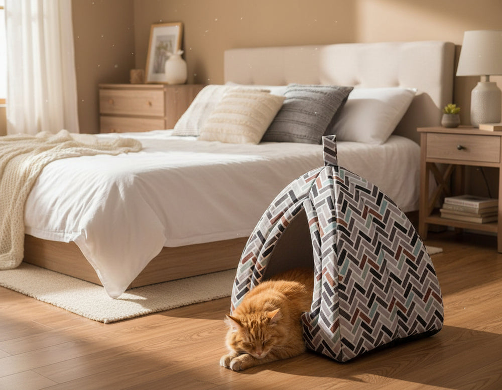 Gemütlicher Raum mit Bett, Holz-Nachttisch und Katzenspielhaus im zeltähnlichen Design.
