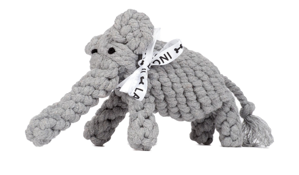 Grauer gestrickter Elefant für Hunde mit Rüssel, großen Ohren und Schleife, ideal zum Spielen und Kuscheln.