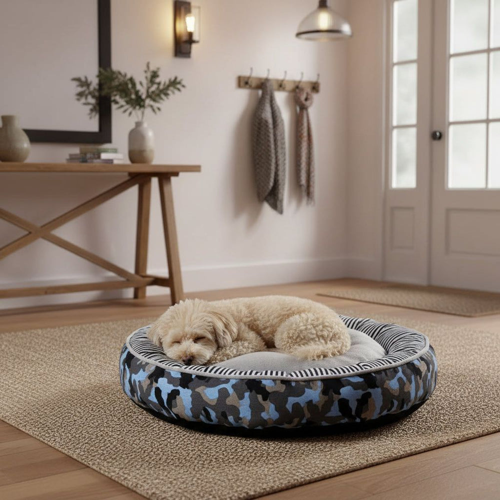 Gemütliches Hunde-Komfortbett Donut ELIO im Camouflage-Muster mit Hund, umgeben von hellem Raumdesign und natürlichem Licht.
