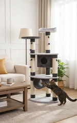 "Katzenkratzbaum SANTOS Plus in hellen Farben mit Plattformen und Tunnel, ideal für spielende Katzen im Wohnzimmer."