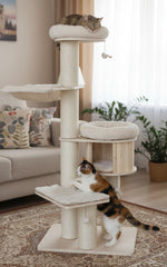 Moderne Katzenbaum ODUN im Wohnraum mit zwei spielenden Katzen auf verschiedenen Ebenen. Entspannte Katze oben auf gepolstertem Platz.