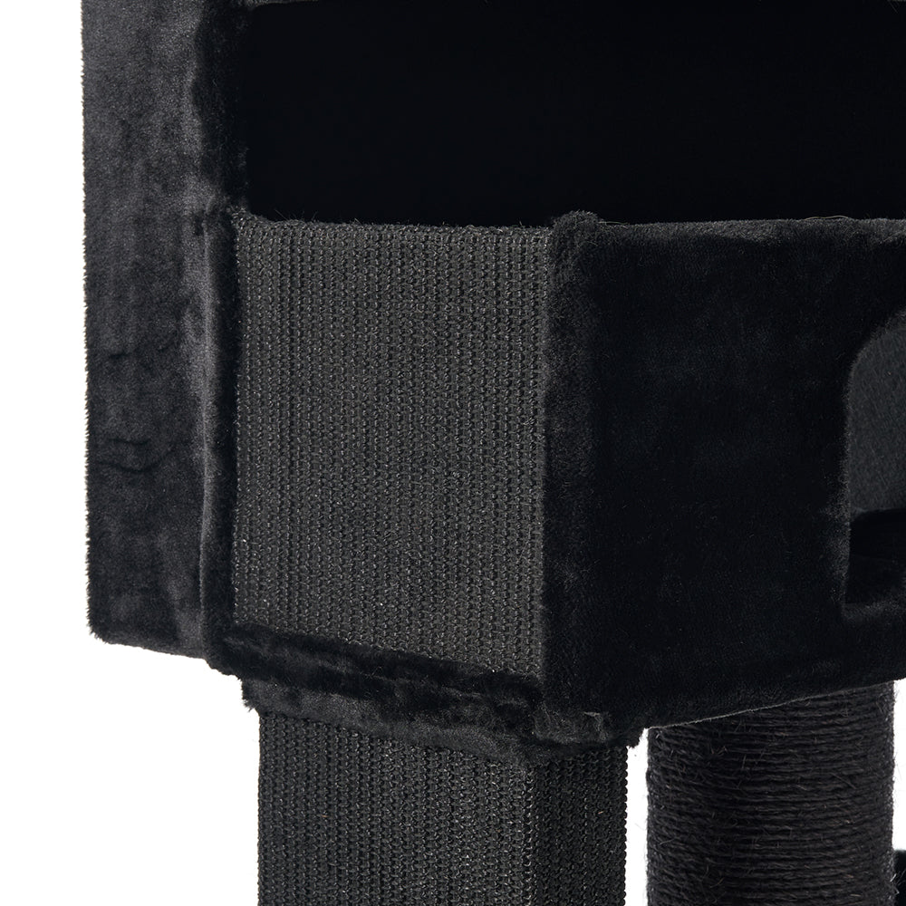 "Schwarzer Kratzbaum YOAN mit weichem Stoff, gemütlicher Höhle und kratzfesten Elementen für Katzen."