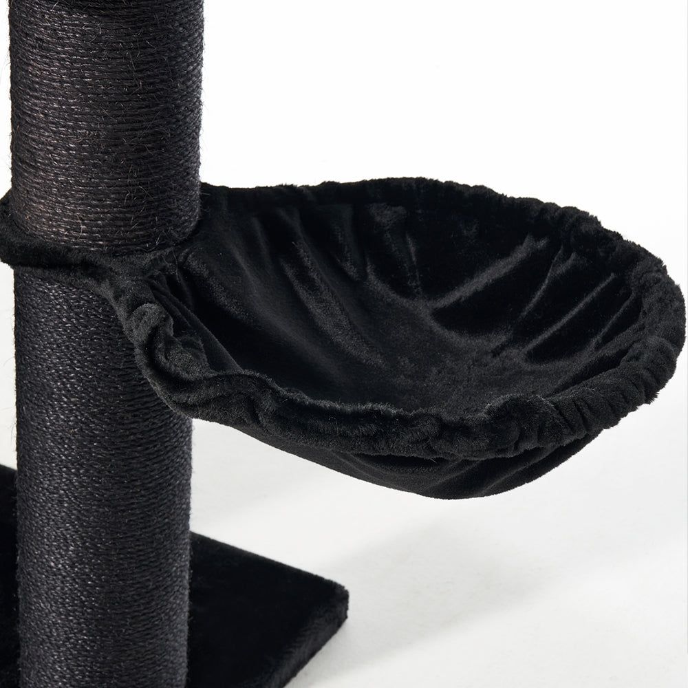 "Weiche schwarze Katzenplattform auf einem stabilen Kratzbaum, ideal zum Entspannen für Katzen."