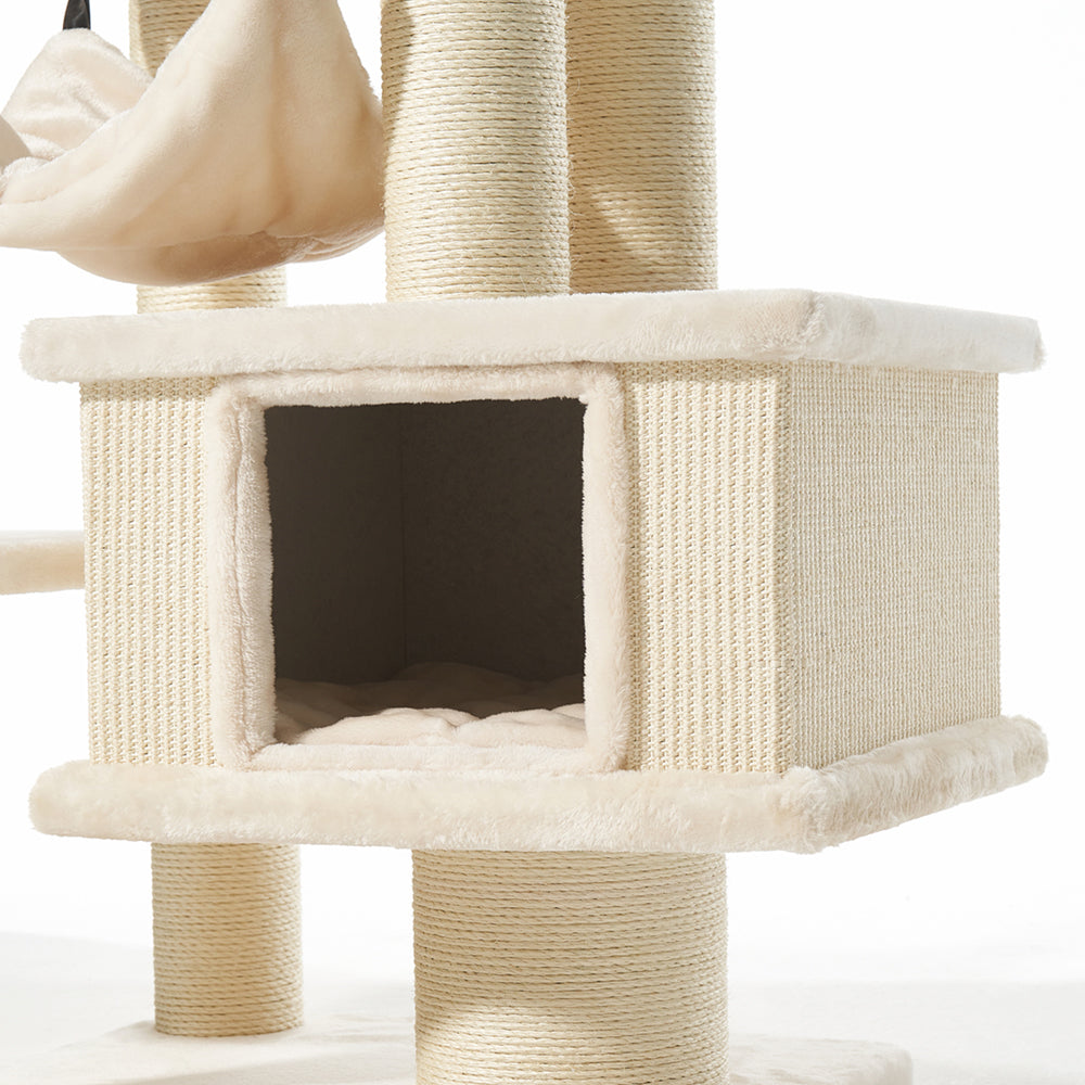 Gemütlicher Kratzbaum ELIN mit geschlossenem Häuschen aus beigem, weichem Material und abgerundeten Ecken.