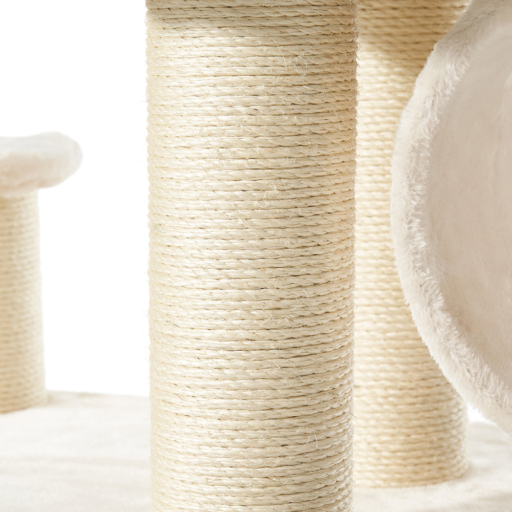 Katzenkratzbaum ELIN mit sisalummantelten Säulen und weichem Liegeplatz auf hellem Hintergrund. Ideal für Katzen zum Kratzen und Entspannen.