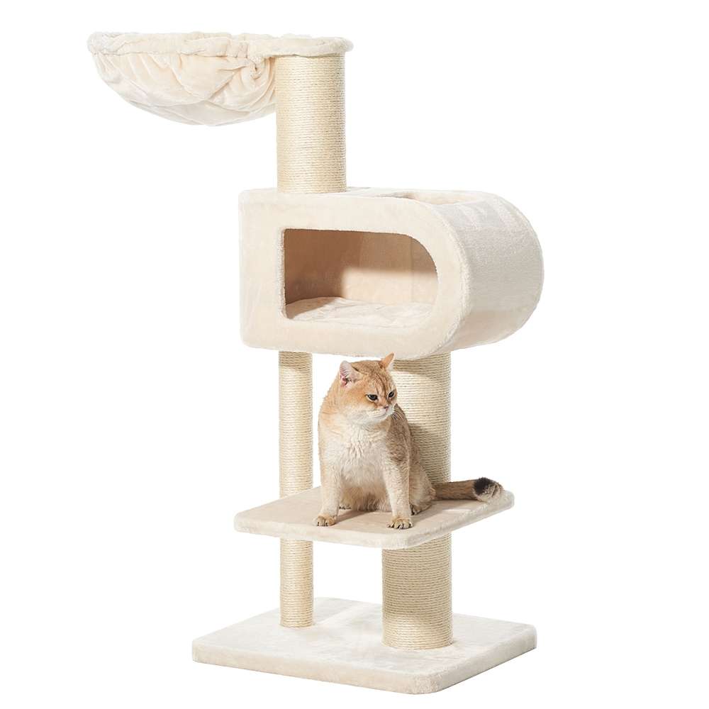 Beiger Kratzbaum "TOVE" mit mehreren Etagen, Höhle und Liegefläche – eine Katze sitzt entspannt darauf.