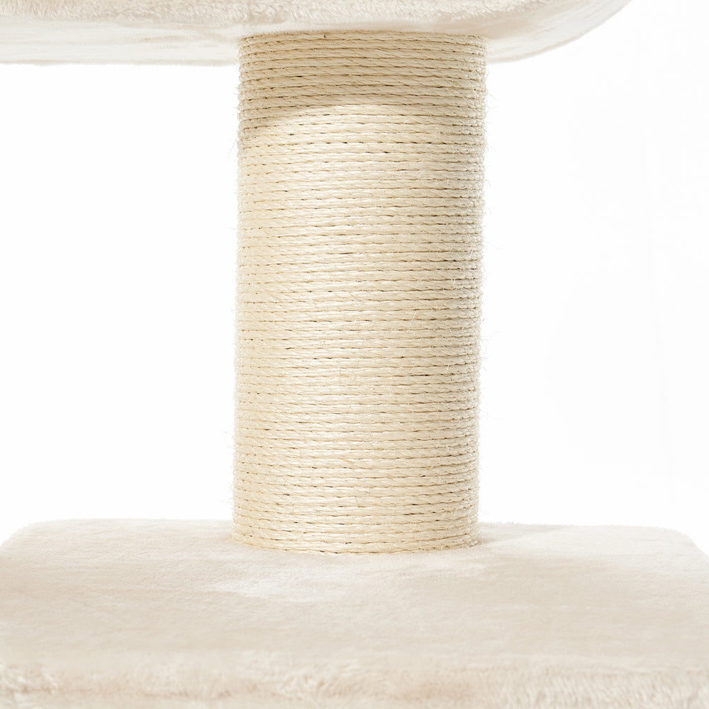 "Kratzbaum TOVE mit sisalummanteltem Stamm und weichem, hellem Bezug für Katzenkomfort und Stabilität."