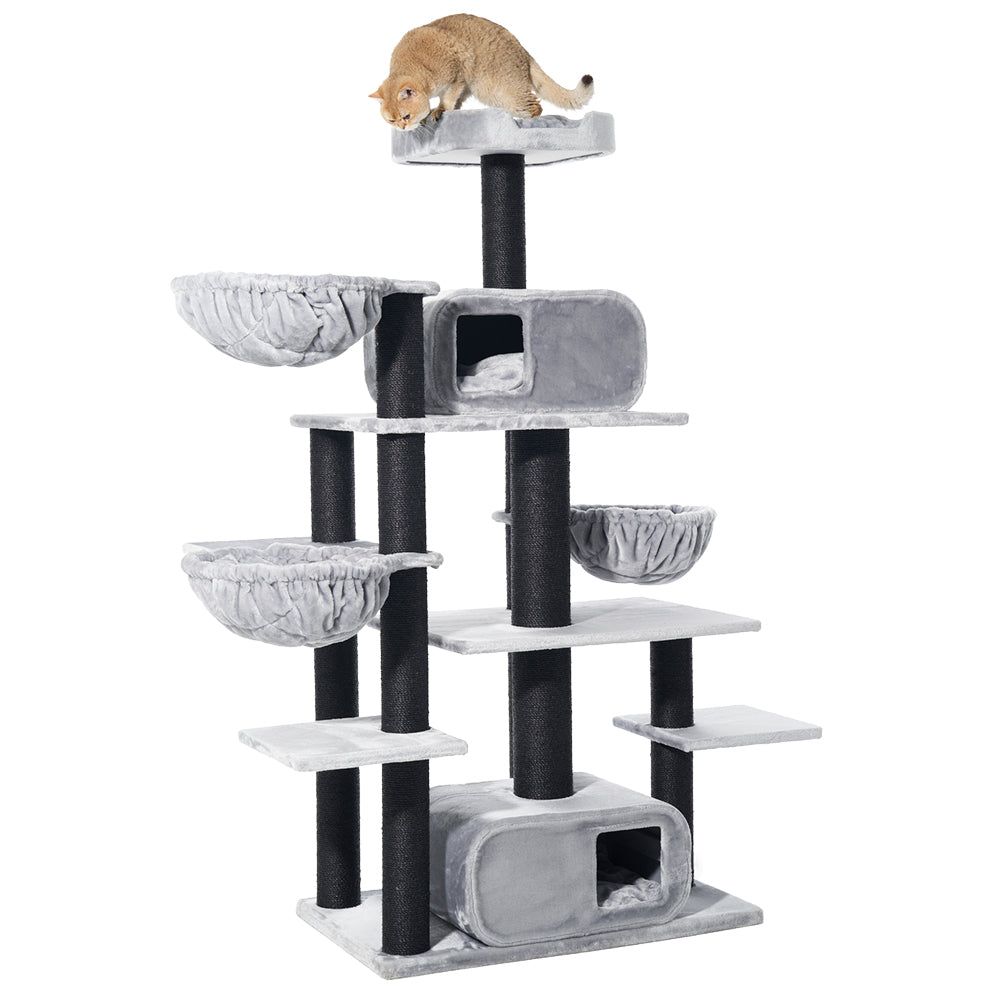 Hellgrauer Kratzbaum TODOR mit mehreren Ebenen, Höhlen und Liegeflächen, auf dem ein Kater die oberste Plattform erkundet.