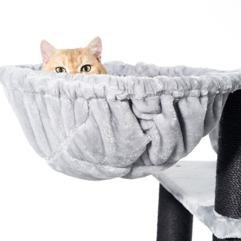 Grau gefärbter Kratzbaum TODOR mit einer flauschigen Liegefläche, auf der eine orangefarbene Katze sitzt.