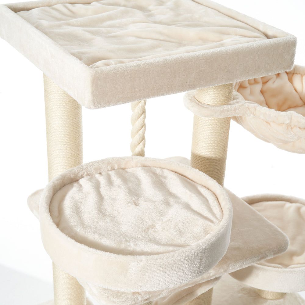Katzenbaum VAGO in hellem Beige mit Plattformen, Höhlen und Sisalsäulen für optimalen Spiel- und Ruhtkomfort.