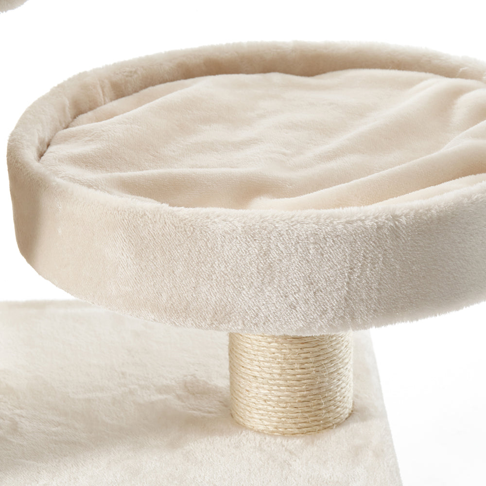 Gemütlicher Kratzbaum BINKA mit runder Plattform und beigem Kissen, umwickelt mit robustem Sisal-Stamm.