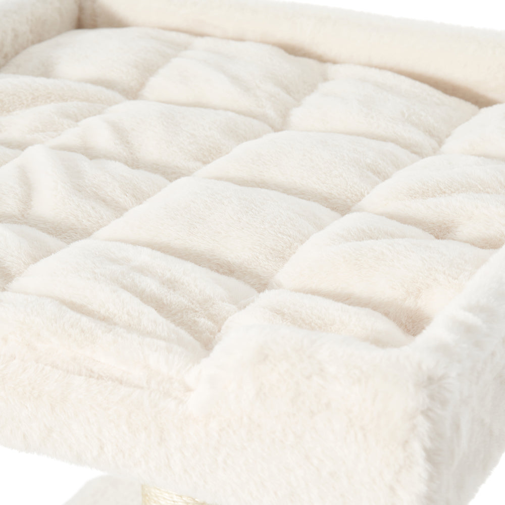 Weicher, cremefarbener Kratzbaum BINKA mit flauschiger, gesteppt strukturierter Oberfläche für Katzen.