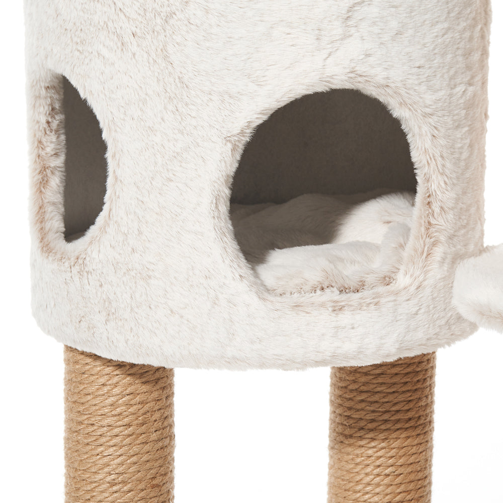 "Kratzbaum LOYA mit runder, weißer Höhle und sisalummantelten Säulen für Katzenkomfort und Spielspaß."