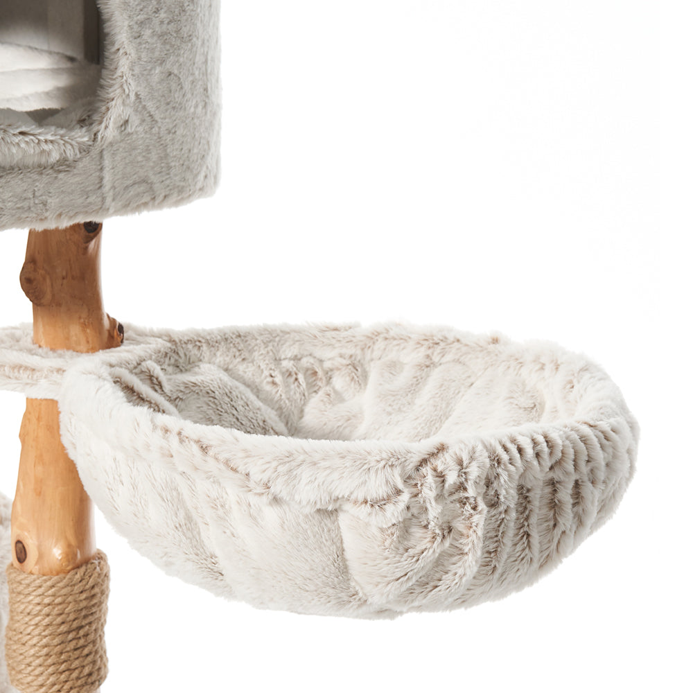 "Bequeme, runde Liegefläche eines Kratzbaums LOYA, gepolstert mit hellem Plüsch, stabil verbunden mit hölzernem Gestell."