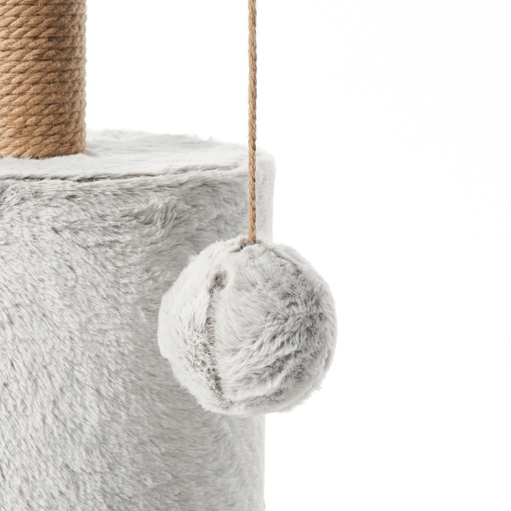 Katzenkratzbaum RUNA aus grauem, samtigem Material mit pelzigem Ball an einem Schnurpfeiler.