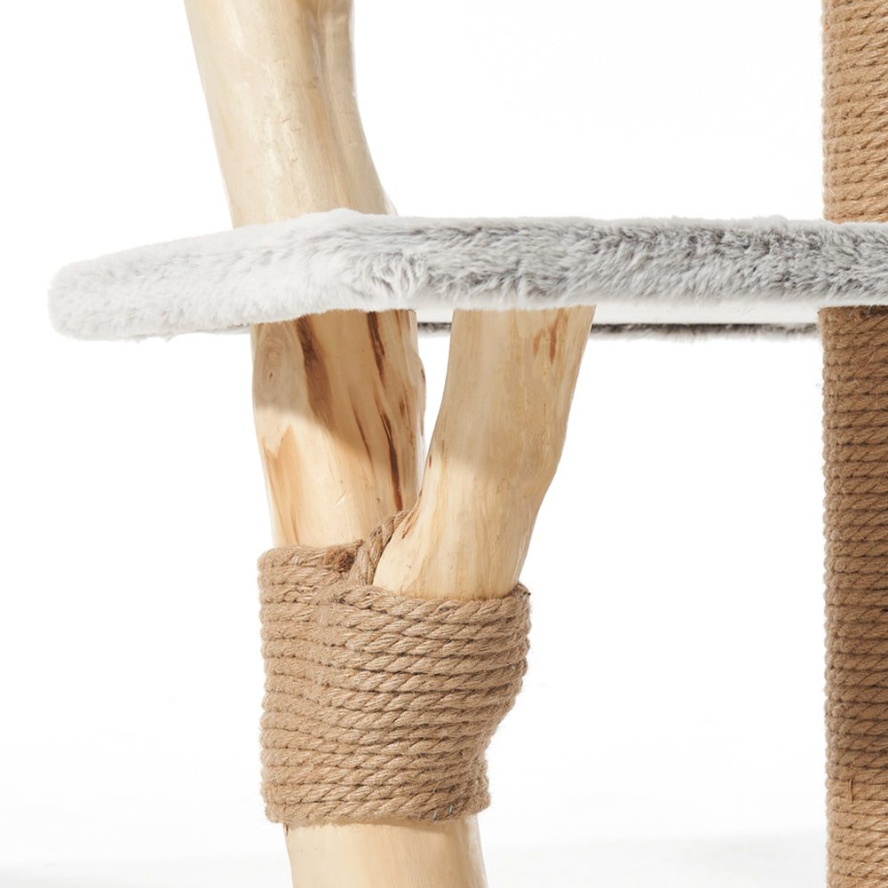 Katzenkratzbaum RUNA mit Sisal umwickeltem Holzstamm und grauer, stoffbezogener Plattform zum Spielen und Relaxen.