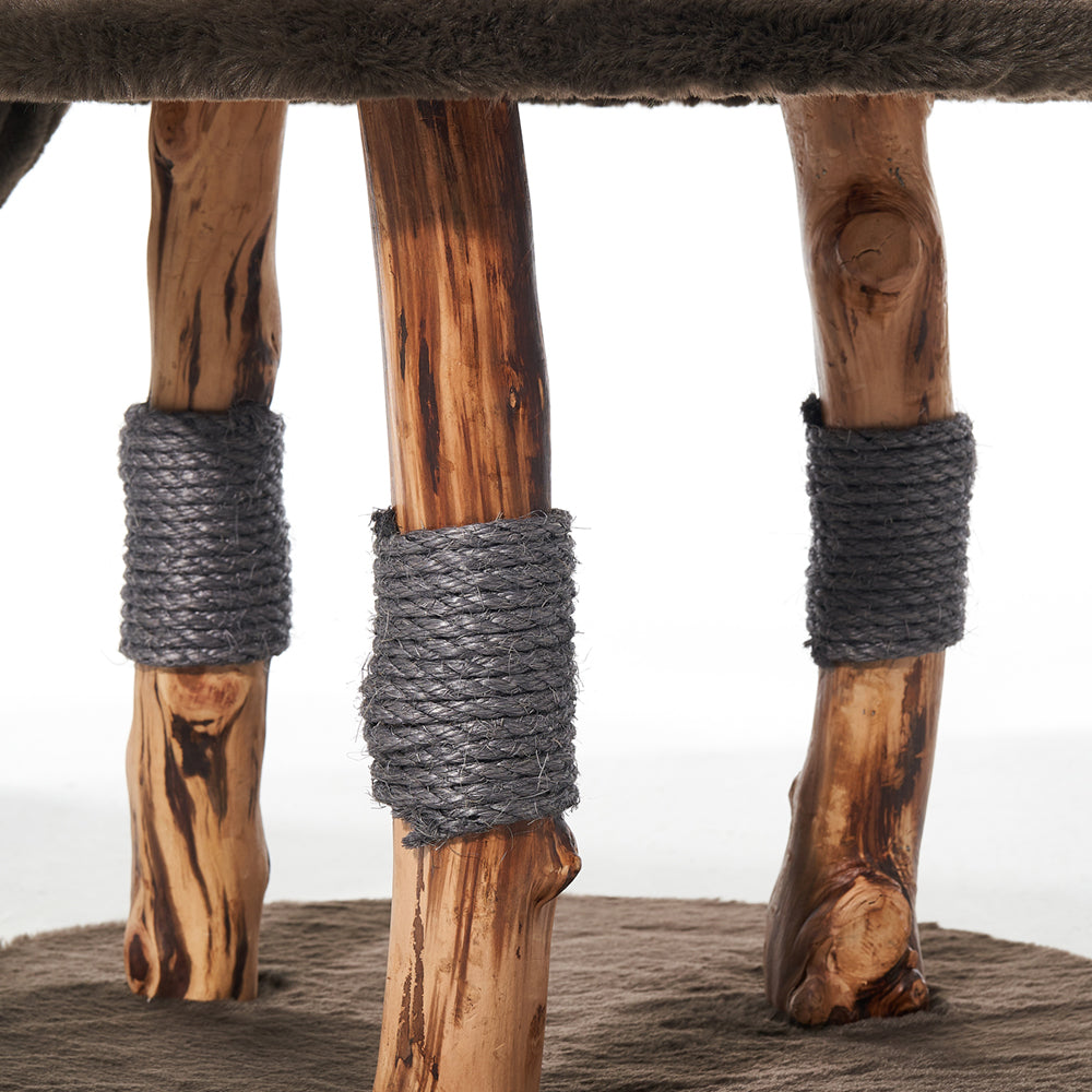 Rustikale Holzbeine eines Hockers mit unregelmäßiger Textur, ideal für Naturliebhaber und gemütliche Wohnräume.