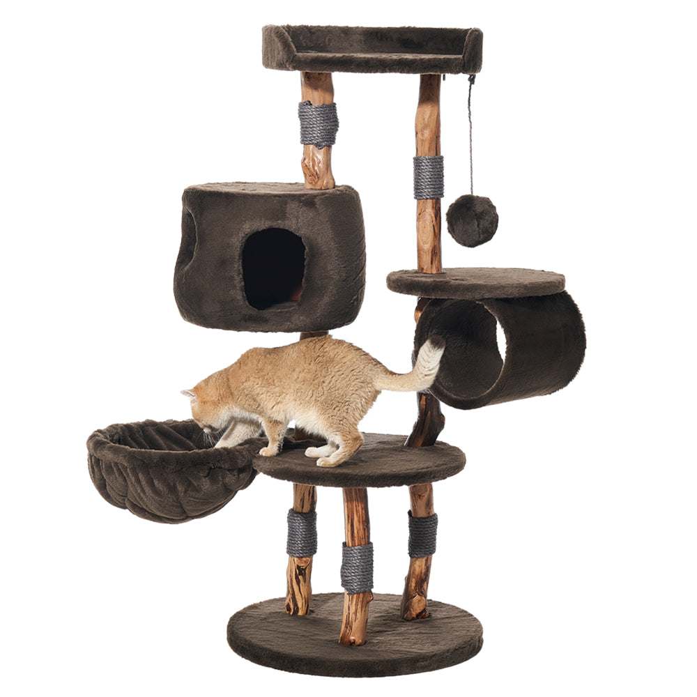 Großer Kratzbaum "GENA" für Katzen mit mehreren Ebenen, Höhlen und einer sitzenden Katze auf der Plattform.