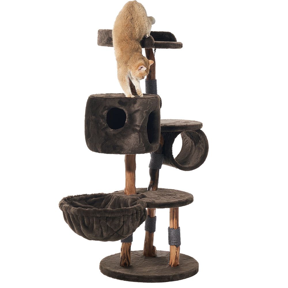 Brauner Kratzbaum "GENA" mit Plattformen, Höhlen und Hängematte, während eine Katze die oberste Plattform erkundet.