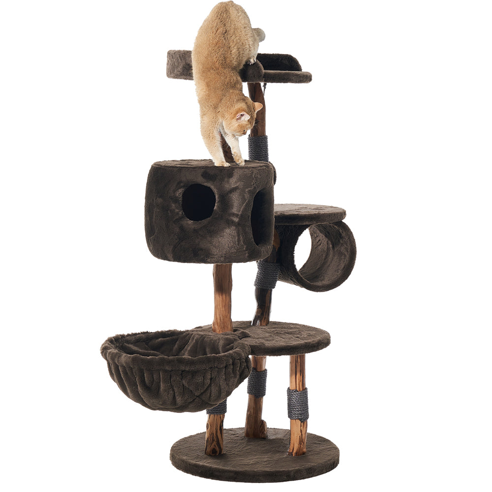 Brauner Kratzbaum "GENA" mit Plattformen, Höhlen und Hängematte, während eine Katze die oberste Plattform erkundet.