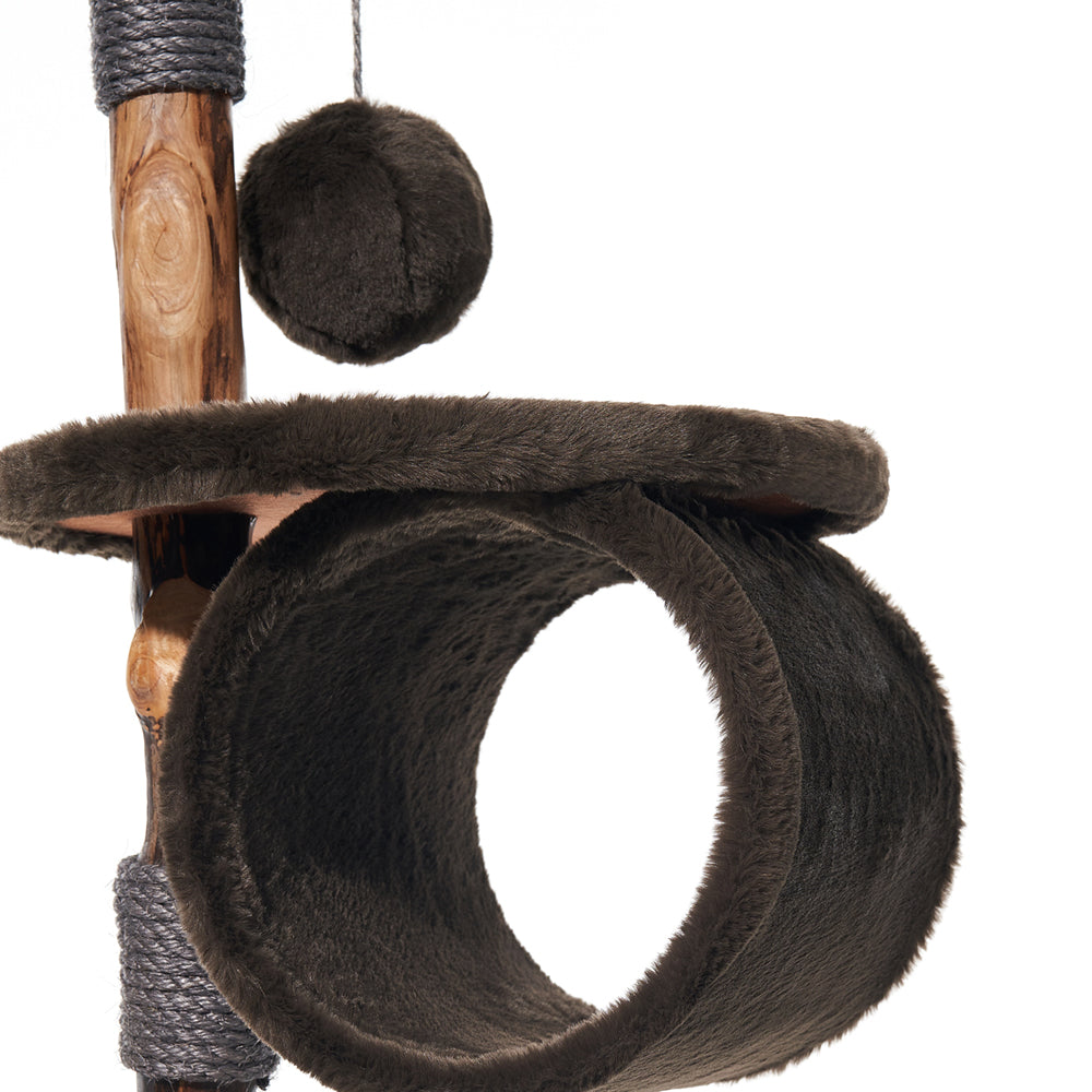 Gemütlicher Kratzbaum "GENA" mit rundem Schlafplatz und hängendem Spielball für Katzen. Weiches, graues Material.