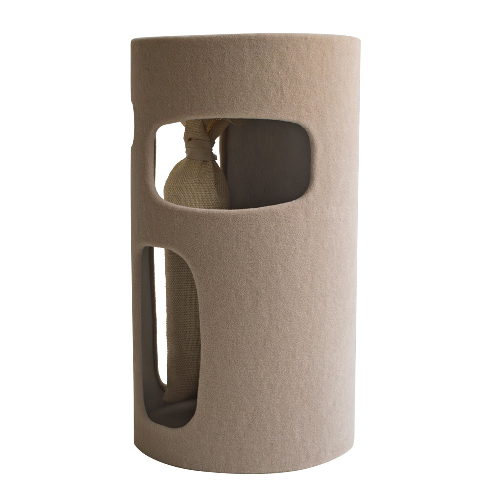 "Kratztonne SKULI aus hellbeigem Filz mit runden Aussparungen und beige Farbgebung für Katzen."