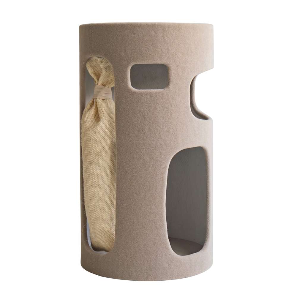 Moderne Kratztonne "SKULI" aus beige Filz mit Aussparungen und Flaschenöffnung, ideal für stilbewusste Katzen.