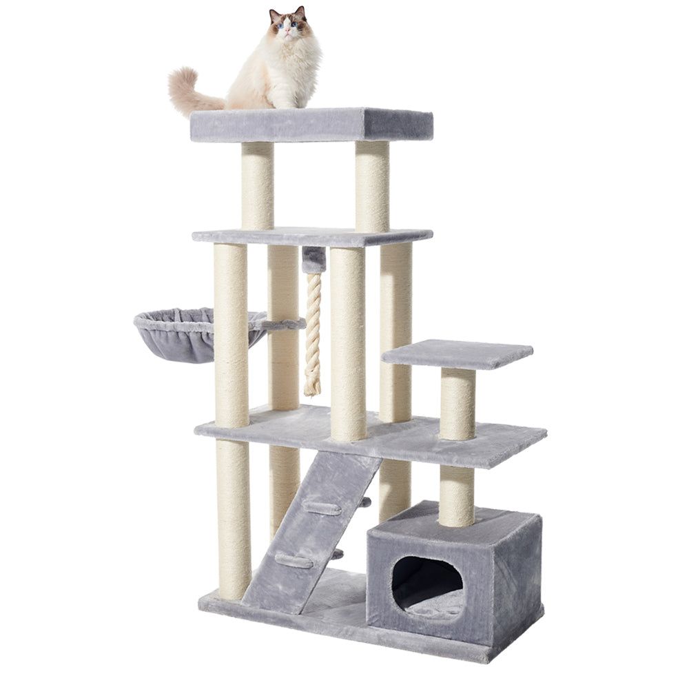 Großer grauer Kratzbaum für Katzen mit mehreren Ebenen, Hängematte, Höhle und Sisalstämmen, Katze sitzt oben.