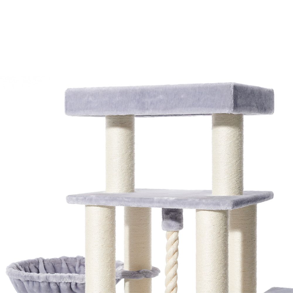 Katzenkratzbaum mit grauem Bezug und Sisal, bietet mehrere Ebenen zum Spielen und Entspannen für Katzen.