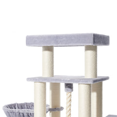 Katzenkratzbaum mit grauem Bezug und Sisal, bietet mehrere Ebenen zum Spielen und Entspannen für Katzen.