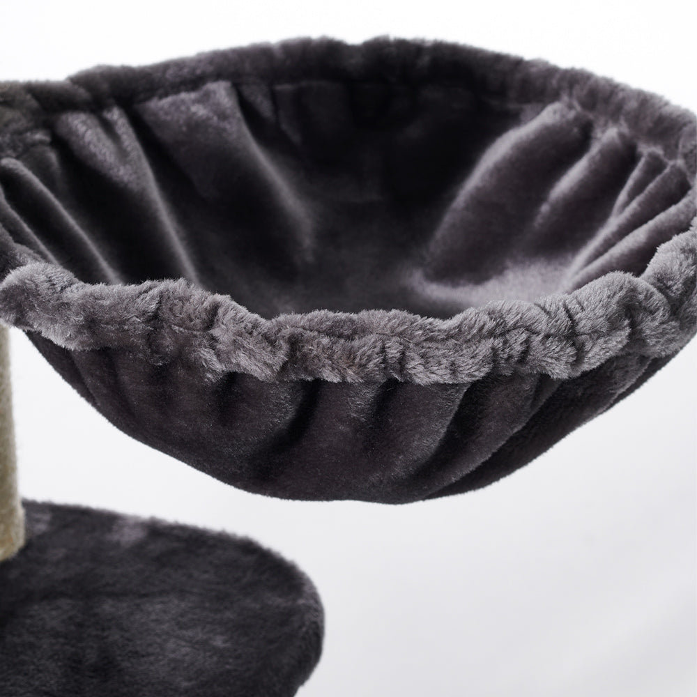 Gemütlicher runder Katzenplatz in grau mit fransigem Rand, ideal für entspannte Katzenmomente.