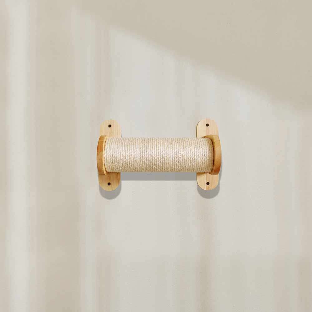 Wandhalterung mit runden, hölzernen Griff, umwickelt mit Schnur, an heller Wand befestigt. Ideal für Sisalstämme.