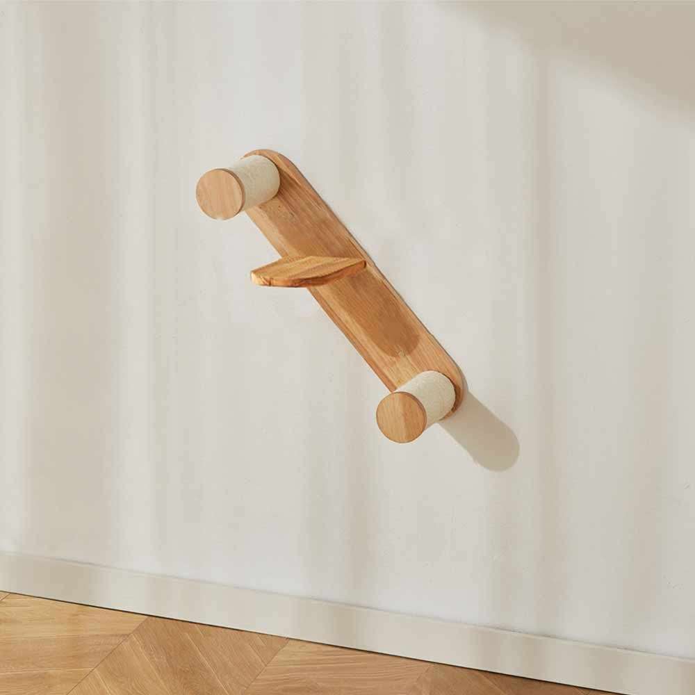 Minimalistischer hölzerner Wandhaken "Tri" mit zwei runden Enden und horizontaler Ablagefläche in der Mitte.