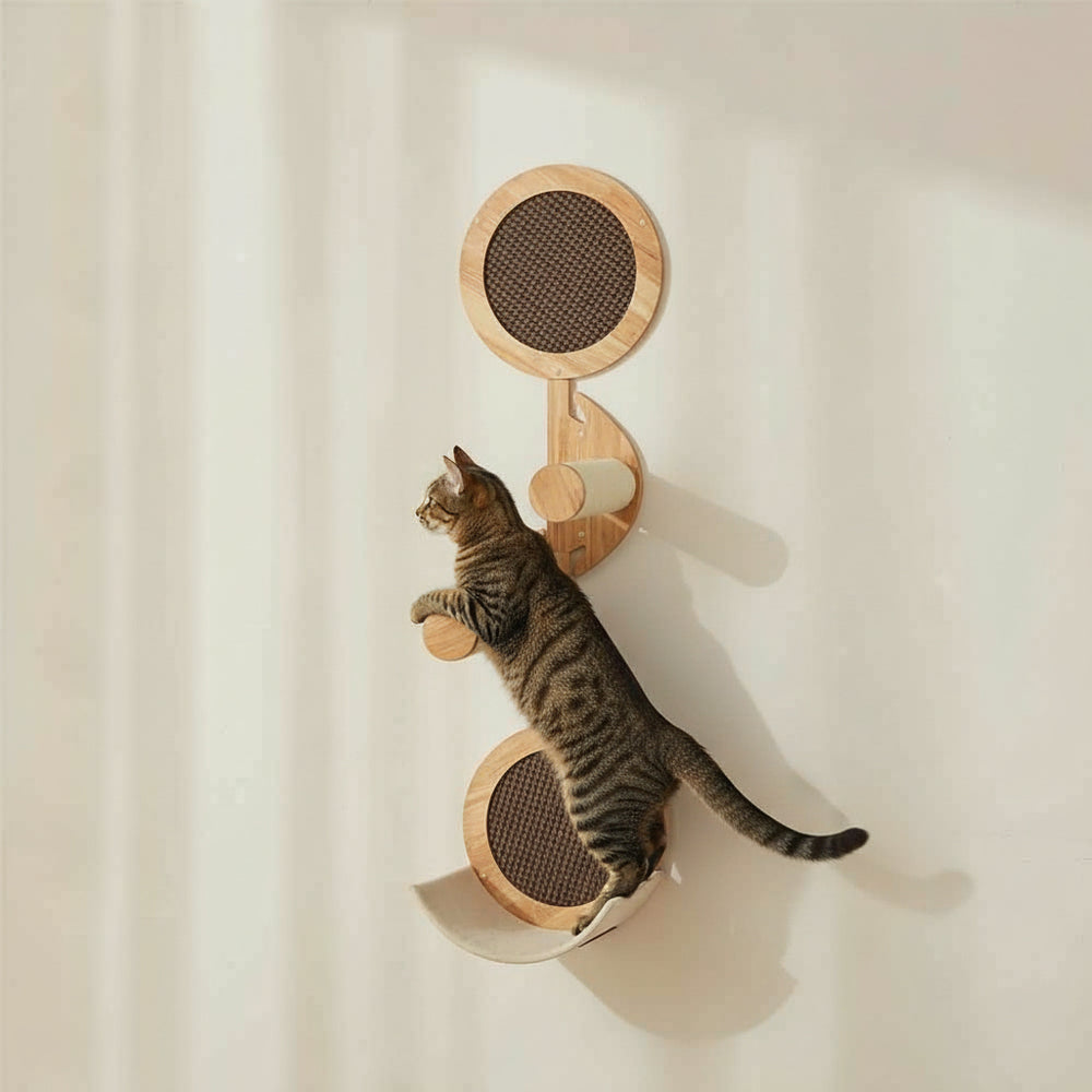 Hängende Katzenliege aus Holz mit zwei Plattformen, auf der eine Katze steht und nach vorne blickt.