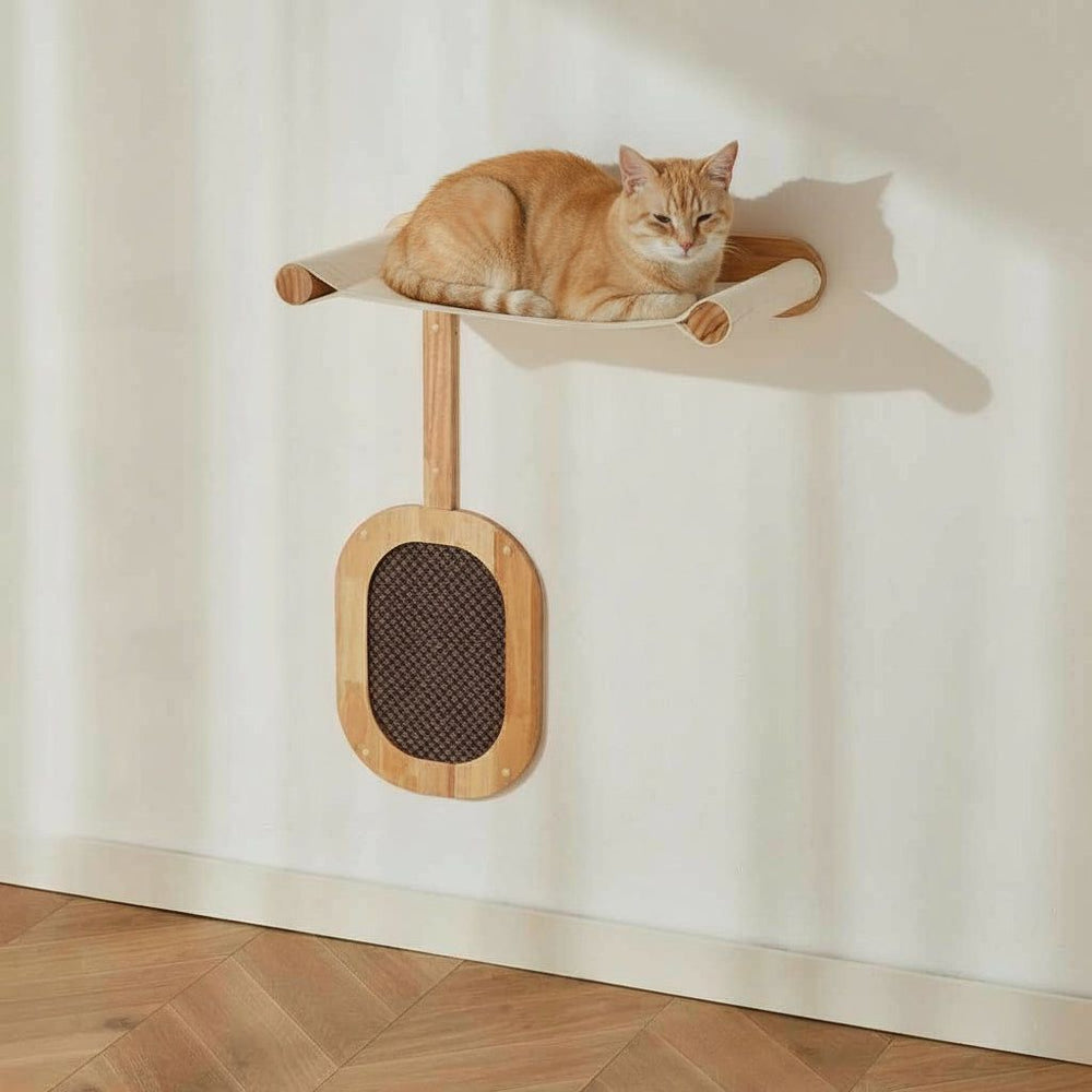 Orangefarbige Katze entspannt auf einem Holzkatzenregal mit gepolsterter Liegefläche und Katzenspielzeug darunter.