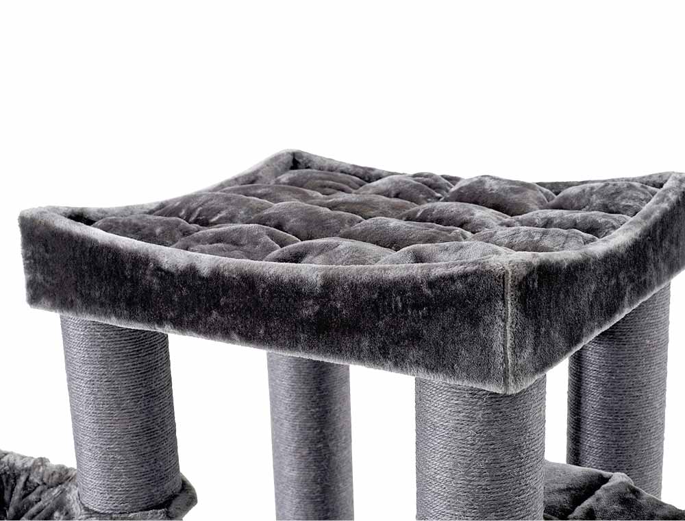 Gepolsterte, graue Plattform eines stabilen Katzenkratzbaums, weich und einladend für Katzen zum Spielen und Entspannen.