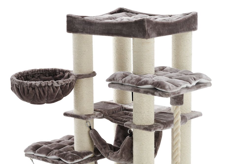 Moderner Kratzbaum RUBI in neutralen Farben mit gepolsterten Liegeflächen und Sisalstämmen für Katzen zum Spielen und Entspannen.