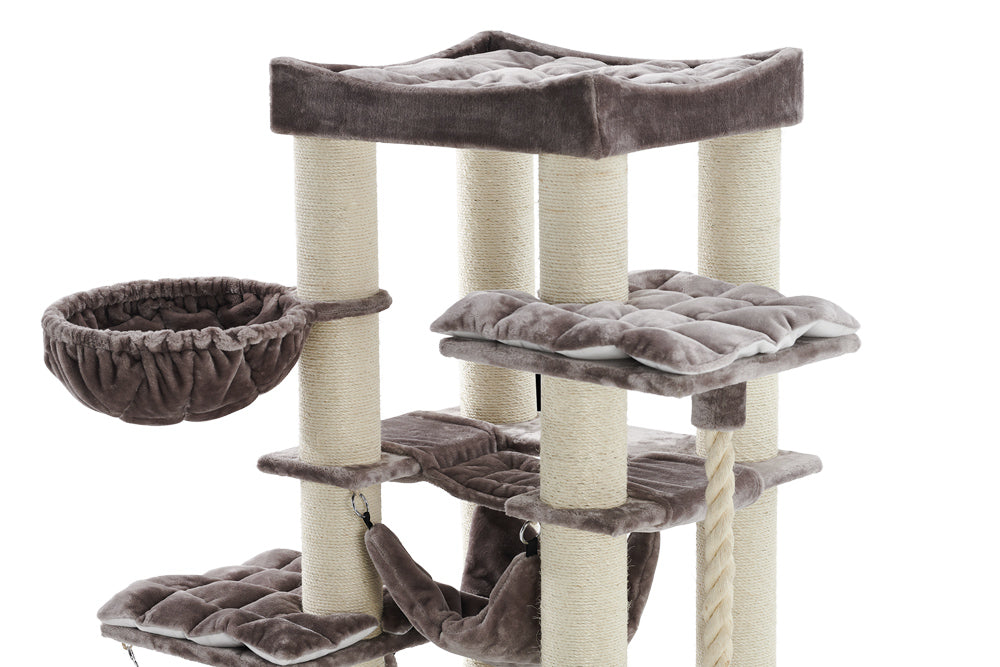 Moderner Kratzbaum RUBI in neutralen Farben mit gepolsterten Liegeflächen und Sisalstämmen für Katzen zum Spielen und Entspannen.