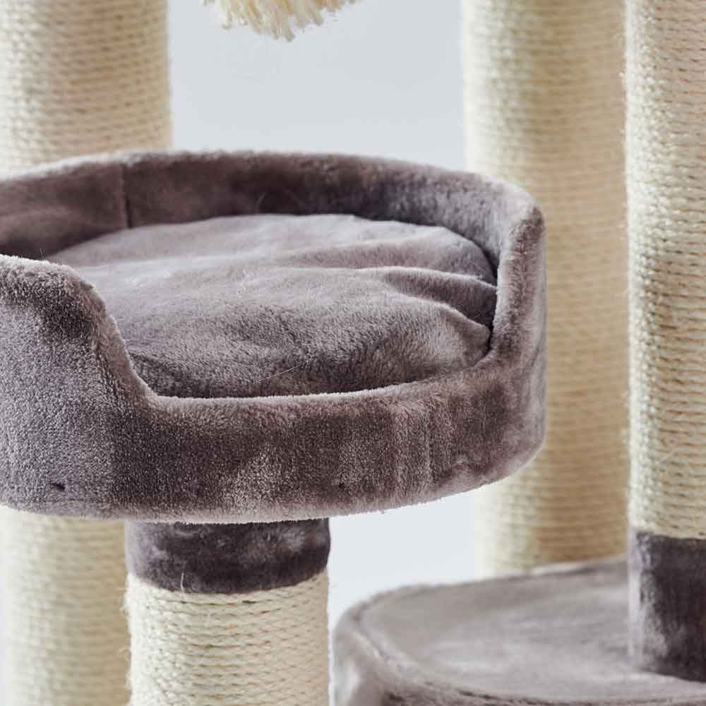 Kratzbaum KYLA mit gepolsterten grauen Plattformen und sisalumwickelten Säulen für Katzen zum Spielen und Kratzen.