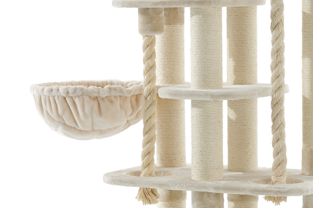 Moderner Katzenbaum KYLA mit mehreren Plattformen, Sisal-stämmen und einem kuscheligen Schlafnest für Katzen.