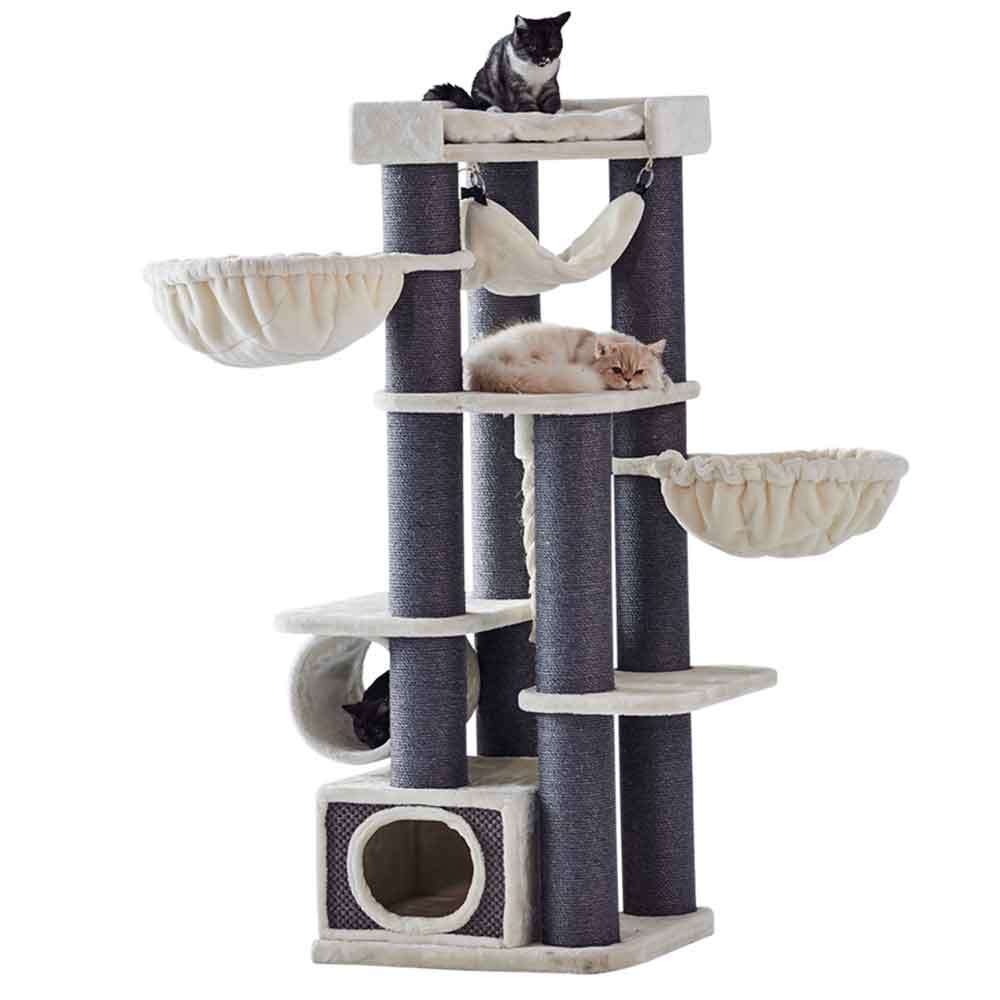 Großer Kratzbaum "CHILO" mit Hängematten, Höhle und Kratzsäulen, auf dem zwei Katzen entspannt sitzen.