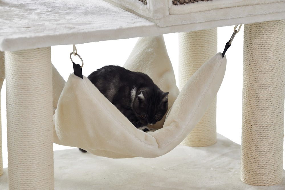 Katze sitzt auf einer beigen Kuschelhängematte eines Kratzbaums aus Sisal und flauschigem Material.