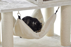 Katze sitzt auf einer beigen Kuschelhängematte eines Kratzbaums aus Sisal und flauschigem Material.