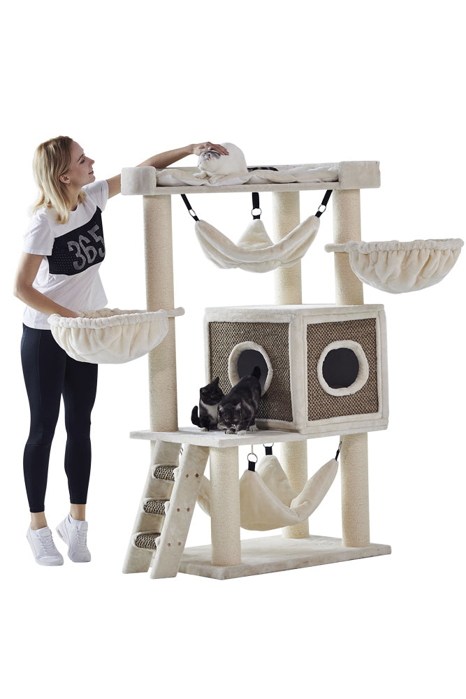 "Großer Kratzbaum JUAN in hellem Beige mit Liegeflächen, Hängematten und Frau mit Katze auf dem Baum."