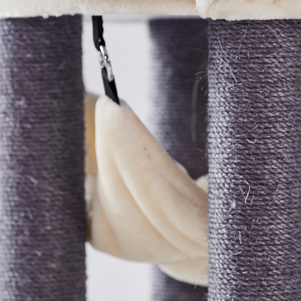 Nahaufnahme des Kratzbaums ELA mit grauen Sisalsäulen und einem flauschigen beige-weißen Bezug für Katzen.