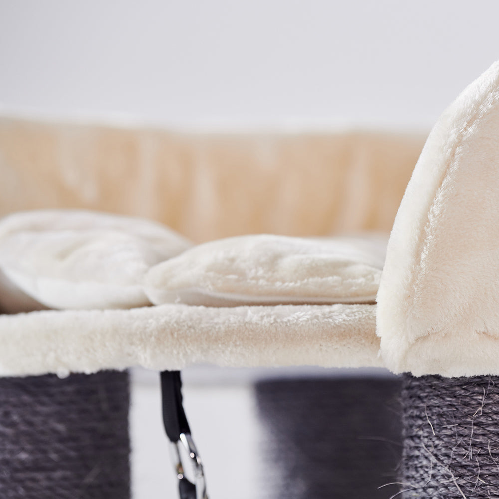 "Kuscheliger Katzenkratzbaum ELA mit weichem, hellbeigen Bett und stabilen Sisaloberflächen für entspanntes Kratzen."