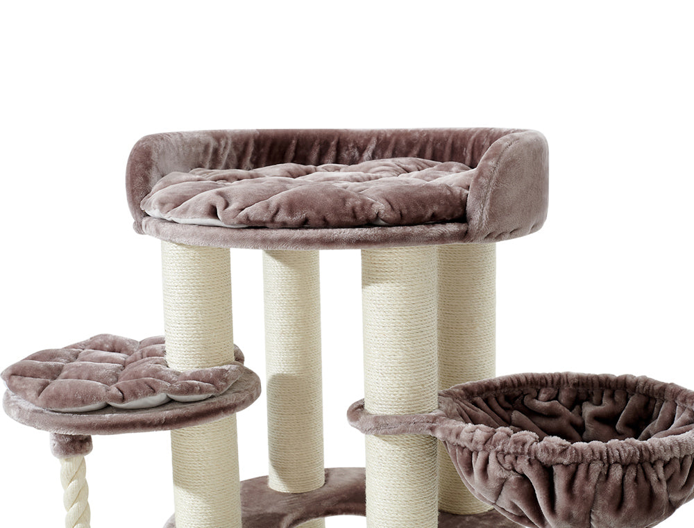 Gemütlicher Kratzbaum ARDA für Katzen mit mehreren Ebenen, Hängematte und braunem Kissen auf der oberen Plattform.