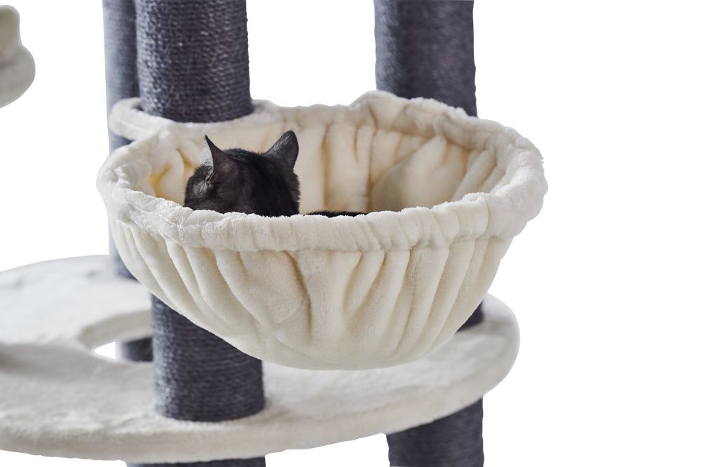 Gemütliche Katzen-Hängematte aus hellem Stoff an Kratzbaum ARDA, einladend und rund geformt.