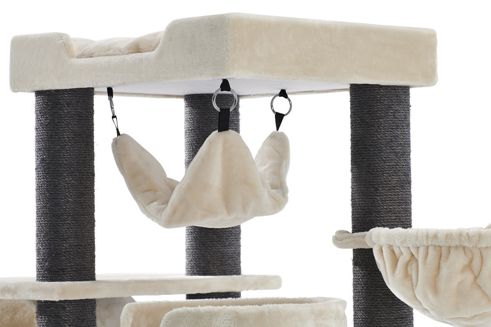 Katzenbaum FARIS aus hellem Material mit mehreren Ebenen und bequemen Liegeflächen für Katzen.