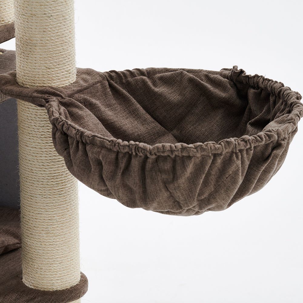 "Schalenförmige, braune Liegefläche für Katzen auf einem Kratzbaum, weich mit elastischem Rand für optimalen Komfort."